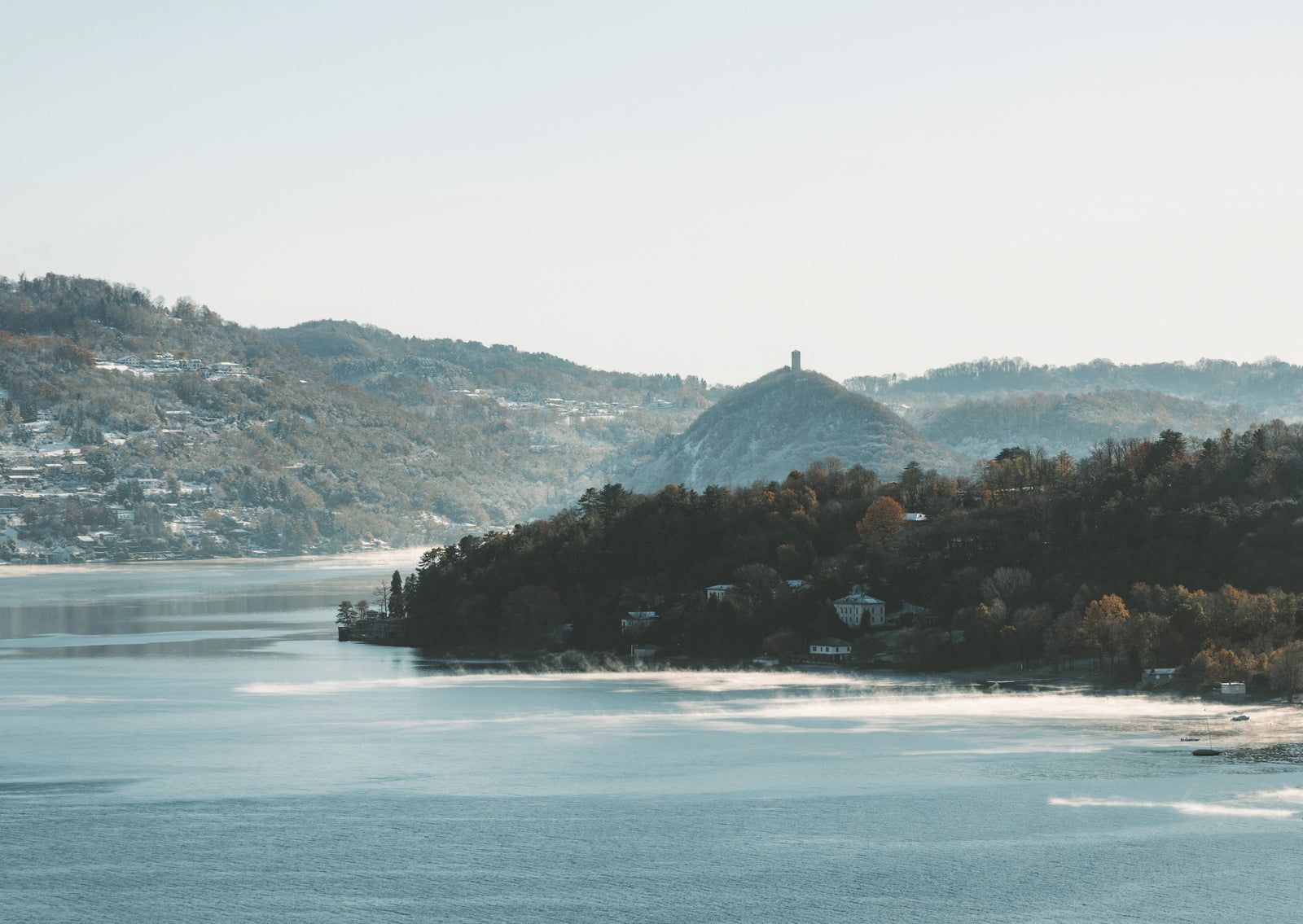 Sereen sfeerbeeld bij een meer, verwijzend naar de Italiaanse oorsprong en het waterthema van Bongio